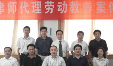杨家学律师作为《关于律师代理劳动教养案件暂行规定》（征求意见稿）的起草人参加了司法部律师公证工作指导司在湖北省召开的座谈